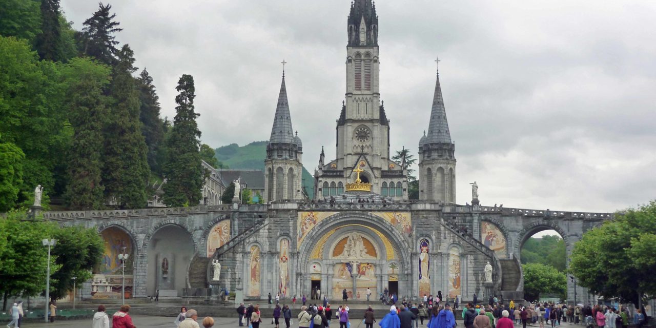 https://pelerinages.labonnenouvelle.net/wp-content/uploads/2019/12/Lourdes_France_fronton_fc07-1280x640.jpg
